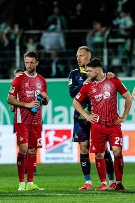 2. Fußball Bundesliga: SpVgg Greuther Fürth - 1. FC Köln; 11.04.2025 Marvin Schwäbe (1. FC Köln, 1) versucht Jan Thielmann (1. FC Köln, 29) zu trösten 2. Fußball Bundesliga, SpVgg Greuther Fürth - 1. FC Köln, Fürth, Sportpark Ronhof Thomas Sommer am 11.04.2025 DFL REGULATIONS PROHIBIT ANY USE OF PHOTOGRAPHS AS IMAGE SEQUENCES AND OR QUASI-VIDEO.