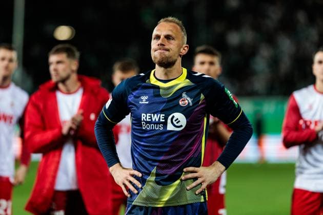 2. Fußball Bundesliga: SpVgg Greuther Fürth - 1. FC Köln; 11.04.2025 Marvin Schwäbe (1. FC Köln, 1) angefressen, frustriert vor der Kurve 2. Fußball Bundesliga, SpVgg Greuther Fürth - 1. FC Köln, Fürth, Sportpark Ronhof Thomas Sommer am 11.04.2025 DFL REGULATIONS PROHIBIT ANY USE OF PHOTOGRAPHS AS IMAGE SEQUENCES AND OR QUASI-VIDEO.