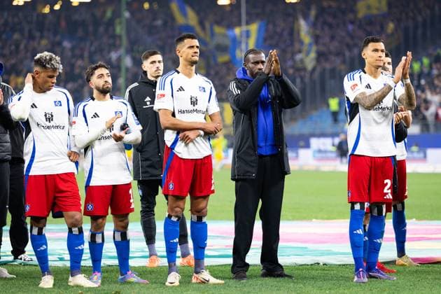 Fußball I Herren I Saison 2024-2025 I 2. Bundesliga I 29. Spieltag I Hamburger SV - Eintracht Braunschweig I 11.04.2025 Ransford-Yeboah Königsdörffer (11, Hamburger SV), Immanuel Pherai (10, Hamburger SV), Robert Glatzel (9, Hamburger SV), Bakery Jatta (18, Hamburger SV) und Robert Glatzel (9, Hamburger SV) bedanken sich. Hamburg Volksparkstadion Hamburg Deutschland