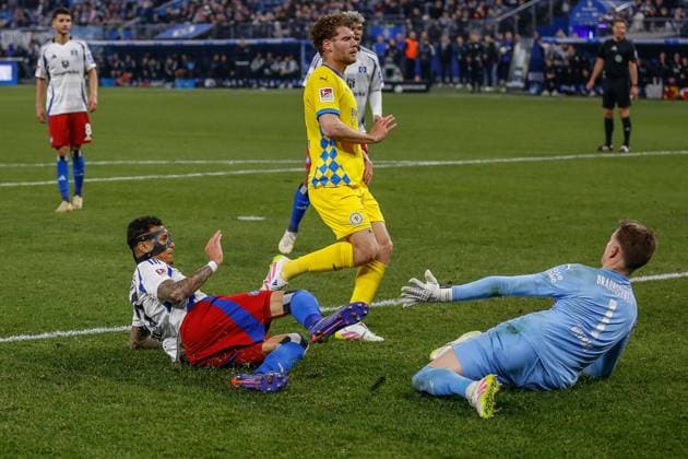 2:4 durch Davie Selke ( HSV ) 21 Kevin Ehlers Ron-Thorben Hoffmann ( Braunschweig ) Deutschland , Hamburg , Volksparkstadion , Fussball , 2 . Bundesliga , Hamburger SV - Eintracht Braunschweig