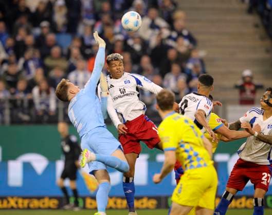 Foto : Foul von Ransford Königsdörffer (HSV) beim Kopfballtor Versuch gegen Torhüter Ron-Thorben Hoffmann (Braunschweig) Fussball 2. Bundesliga , am Fr. 11.04.2025 Hamburger SV - Eintracht Brauschweig 2 - 4