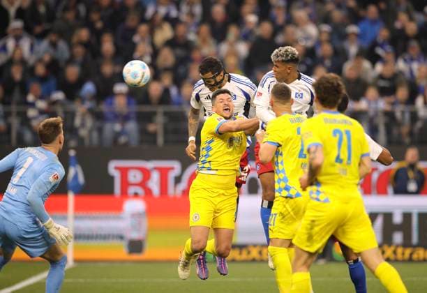 Foto : Anschlusstreffer zum 1-2 durch Davie Selke (HSV) Fussball 2. Bundesliga , am Fr. 11.04.2025 Hamburger SV - Eintracht Brauschweig 2 - 4