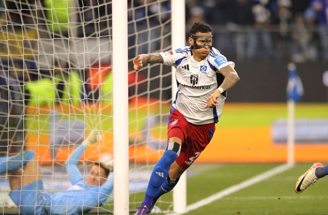 Foto : Anschlusstreffer zum 1-2 durch Davie Selke (HSV) , er dreht jubelnd eine Ehrenrunde Fussball 2. Bundesliga , am Fr. 11.04.2025 Hamburger SV - Eintracht Brauschweig 2 - 4
