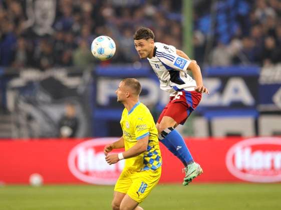 Foto : William Mikelbrencis (HSV) köpft gegen Marvin Rittmüller (Braunschweig) Fussball 2. Bundesliga , am Fr. 11.04.2025 Hamburger SV - Eintracht Brauschweig 2 - 4