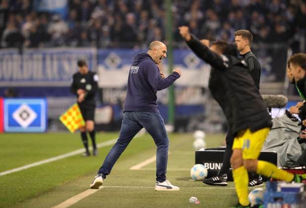 Foto : Jubel nach dem Schlußpfiff bei den Spielern von Brauschweig und dem Trainer Daniel Scherning Fussball 2. Bundesliga , am Fr. 11.04.2025 Hamburger SV - Eintracht Brauschweig 2 - 4