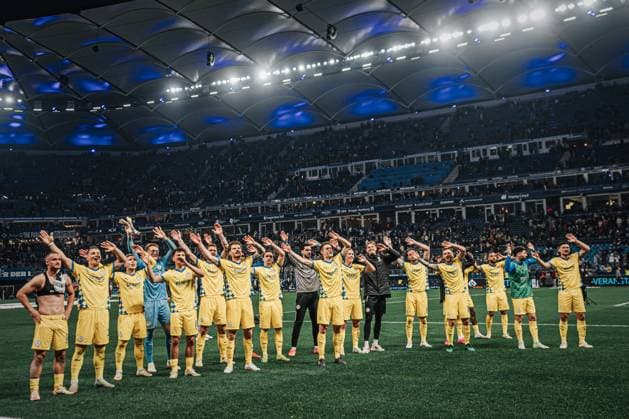 Fußball Männer Saison 2024 2025 2. Fußball-Bundesliga 29. Spieltag Hamburger SV vs. Eintracht Braunschweig 11.04.2025 Das Team aus Braunschweig feiert nach dem Sieg Hamburg Volksparkstadion Hamburg Deutschland
