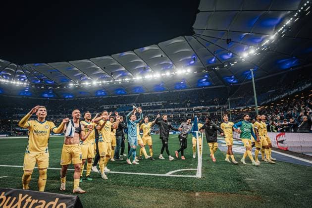 Fußball Männer Saison 2024 2025 2. Fußball-Bundesliga 29. Spieltag Hamburger SV vs. Eintracht Braunschweig 11.04.2025 Das Team aus Braunschweig feiert nach dem Sieg Hamburg Volksparkstadion Hamburg Deutschland