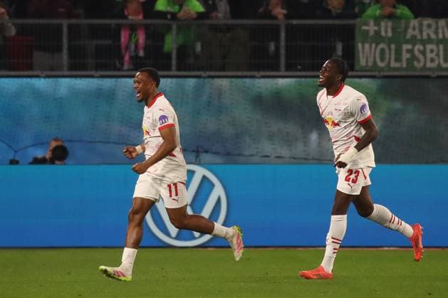 Sport Bilder des Tages 11.04.2025, xgox, Fussball 1. Bundesliga, VfL Wolfsburg - RB Leipzig emspor, v.l. Lois Openda (Leipzig, 11) Jubel, Torjubel, jubelt ueber das Tor, celebrate the goal, celebration (DFL DFB REGULATIONS PROHIBIT ANY USE OF PHOTOGRAPHS as IMAGE SEQUENCES and or QUASI-VIDEO) Wolfsburg