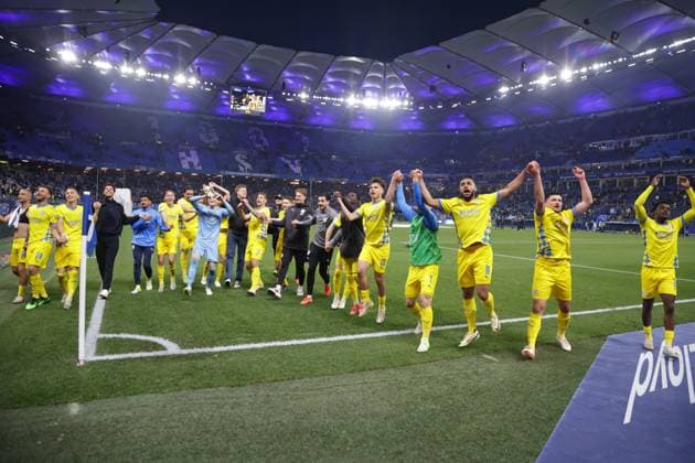 GER, xFSx , Hamburg, HSV , 2. Bundesliga , Fussball, DFL, Hamburger SV vs Eintracht Braunschweig , im Hamburger Volksparkstadion , 12.04.2025 , v.l. Eintracht Braunschweig feiert den 4:2 Sieg gegen den HSV jubelnd, bejubelt, jubelt, jubeln ,Schlussjubel , Schlussjubel , Emotion , Freude DFL regulations prohibit any use of photographs as image sequences and or quasi-video.