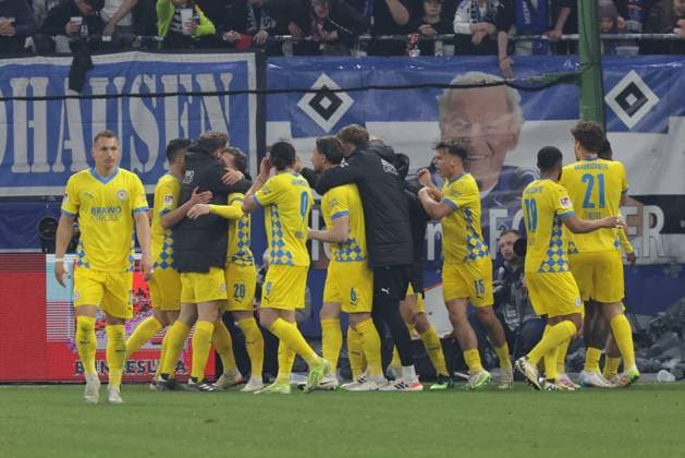 GER, xFSx , Hamburg, HSV , 2. Bundesliga , Fussball, DFL, Hamburger SV vs Eintracht Braunschweig , im Hamburger Volksparkstadion , 12.04.2025 , v.l. Eintracht Braunschweig feiert den 4:2 Sieg gegen den HSV jubelnd, bejubelt, jubelt, jubeln ,Schlussjubel , Schlussjubel , Emotion , Freude DFL regulations prohibit any use of photographs as image sequences and or quasi-video.