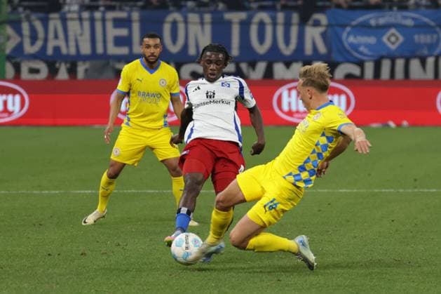 GER, xFSx , Hamburg, HSV , 2. Bundesliga , Fussball, DFL, Hamburger SV vs Eintracht Braunschweig , im Hamburger Volksparkstadion , 12.04.2025 , v.l. Fabio Balde (Hamburger SV ,45) im Zweikampf mit Julian Baas (Eintracht Braunschweig ,16) DFL regulations prohibit any use of photographs as image sequences and or quasi-video.