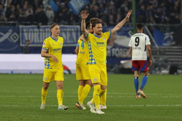 GER, xFSx , Hamburg, HSV , 2. Bundesliga , Fussball, DFL, Hamburger SV vs Eintracht Braunschweig , im Hamburger Volksparkstadion , 12.04.2025 , v.l. Eintracht Braunschweig feiert den 4:2 Sieg gegen den HSV jubelnd, bejubelt, jubelt, jubeln ,Schlussjubel , Schlussjubel , Emotion , Freude DFL regulations prohibit any use of photographs as image sequences and or quasi-video.