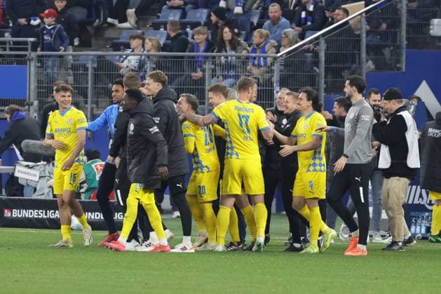 GER, xFSx , Hamburg, HSV , 2. Bundesliga , Fussball, DFL, Hamburger SV vs Eintracht Braunschweig , im Hamburger Volksparkstadion , 12.04.2025 , v.l. Eintracht Braunschweig feiert den 4:2 Sieg gegen den HSV jubelnd, bejubelt, jubelt, jubeln ,Schlussjubel , Schlussjubel , Emotion , Freude DFL regulations prohibit any use of photographs as image sequences and or quasi-video.