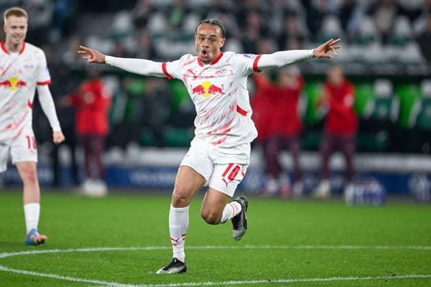 Sport Themen der Woche KW15 Sport Bilder des Tages 1. Bundesliga - VfL Wolfsburg - RB Leipzig am 11.04.2025 in der Volkswagen Arena in Wolfsburg Jubel, Torjubel, Torschuetze, Torschütze Xavi Simons (RB Leipzig) jubelt nach seinem Tor zum 0:2. *** 1 Bundesliga VfL Wolfsburg RB Leipzig on 11 04 2025 at the Volkswagen Arena in Wolfsburg Cheering, goal celebration, goal scorer, goal scorer Xavi Simons RB Leipzig cheers after his goal to 0 2 MT