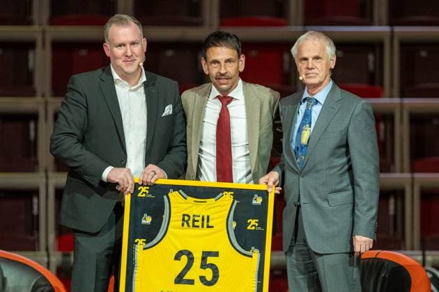 Sport Themen der Woche KW15 Sport Bilder des Tages Markus Buchmann (MHP Riesen Ludwigsburg, 2. Vorsitzender), Alexander Reil (MHP Riesen Ludwigsburg, 1. Vorsitzende) sowie Praesident der AG Basketball Bundesliga, Wolfgang Roeslin (Beiratsvorsitzender, BG Ludwigsburg), MHP Riesen Ludwigsburg, Jubilaeumsgala zu Ehren Alexander Reil, AR25, 11.04.2025, MHP Riesen Ludwigsburg, Jubilaeumsgala zu Ehren Alexander Reil, AR25, 11.04.2025 Ludwigsburg *** Markus Buchmann MHP Riesen Ludwigsburg, 2 Chairman , Alexander Reil MHP Riesen Ludwigsburg, 1 Chairman and President of the AG Basketball Bundesliga, Wolfgang Roeslin Chairman of the Advisory Board, BG Ludwigsburg , MHP Riesen Ludwigsburg, Anniversary Gala in honor of Alexander Reil, AR25, 11 04 2025, MHP Riesen Ludwigsburg, Anniversary Gala in honor of Alexander Reil, AR25, 11 04 2025 Ludwigsburg Copyright: xEibner-Pressefoto SaschaxWaltherx EP_EER