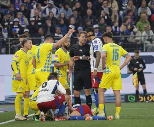 Schiedsrichter Dr. Felix Brych, Daniel Elfadli (HSV) und Torhueter Ron Thorben Hoffmann (Eintracht Braunschweig) verletzten sich Fussball, Herren, Saison 2024 2025, 2.BL, Volksparkstadion, Hamburger SV, HSV gegen Eintracht Braunschweig, 2-4 DFL REGULATIONS PROHIBIT ANY USE OF PHOTOGRAPHS AS IMAGE SEQUENCES AND OR QUASI-VIDEO.