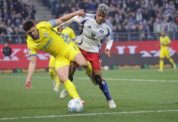 Jannis Nikolaou (Eintracht Braunschweig), Ransford-Yeboah Koenigsdoerffer (HSV) Fussball, Herren, Saison 2024 2025, 2.BL, Volksparkstadion, Hamburger SV, HSV gegen Eintracht Braunschweig, 2-4 DFL REGULATIONS PROHIBIT ANY USE OF PHOTOGRAPHS AS IMAGE SEQUENCES AND OR QUASI-VIDEO.