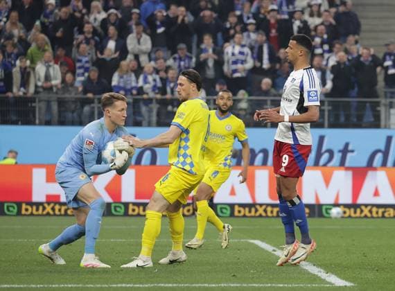 Torhueter Ron Thorben Hoffmann (Eintracht Braunschweig), Ermin Bicakcic (Eintracht Braunschweig), Robert Glatzel (HSV) Fussball, Herren, Saison 2024 2025, 2.BL, Volksparkstadion, Hamburger SV, HSV gegen Eintracht Braunschweig, 2-4 DFL REGULATIONS PROHIBIT ANY USE OF PHOTOGRAPHS AS IMAGE SEQUENCES AND OR QUASI-VIDEO.