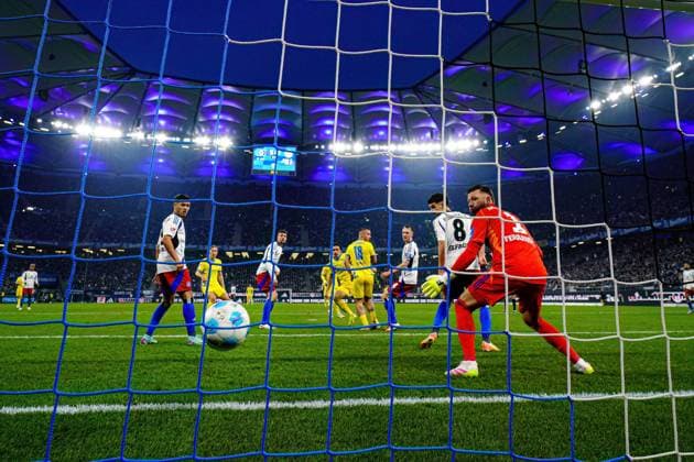 Sport Bilder des Tages Tor zum 1:4 Rayan Philippe (Eintracht Braunschweig, 09), Remote Hintertorkamera GER, Hamburger SV vs. Eintracht Braunschweig, Fussball, 2. Bundesliga, Spieltag 29, Saison 2024 2025, 11.04.2025 DFL REGULATIONS PROHIBIT ANY USE OF PHOTOGRAPHS AS IMAGE SEQUENCES AND OR QUASI-VIDEO GER, Hamburger SV vs. Eintracht Braunschweig, Fussball, 2. Bundesliga, Spieltag 29, Saison 2024 2025, 11.04.2025 Hamburg