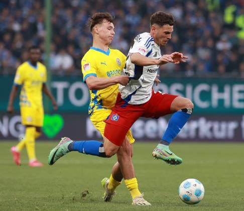 2.Liga Saison 2024-2025 29.Spieltag 11.04.2025 Hamburger SV - Eintracht Braunschweig im Volksparkstadion v.l.: Max Marie (Eintracht Braunschweig), William Mikelbrencis (Hamburger SV) DFL REGULATIONS PROHIBIT ANY USE OF PHOTOGRAPHS AS IMAGE SEQUENCES AND OR QUASI-VIDEO