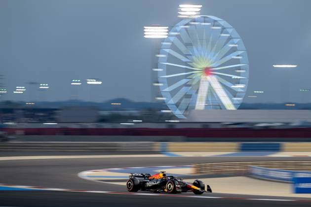Max Verstappen (Oracle Red Bull Racing, Niederlande, 01) im RB21, dahinter das Riesenrad, BAH, Formel 1 Weltmeisterschaft, Gulf Air Grand Prix von Bahrain, Bahrain International Circuit, Freies Training, Saison 2025, 11.04.2025 BAH, Formel 1 Weltmeisterschaft, Gulf Air Grand Prix von Bahrain, Bahrain International Circuit, Freies Training, Saison 2025, 11.04.2025 Sakhir Copyright: xEibner-Pressefoto Memmlerx EP_MMR