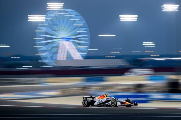 Liam Lawson (Visa Cash App Racing Bulls F1 Team, Neuseeland, 30) im VCARB 02, dahinter das Riesenrad, BAH, Formel 1 Weltmeisterschaft, Gulf Air Grand Prix von Bahrain, Bahrain International Circuit, Freies Training, Saison 2025, 11.04.2025 BAH, Formel 1 Weltmeisterschaft, Gulf Air Grand Prix von Bahrain, Bahrain International Circuit, Freies Training, Saison 2025, 11.04.2025 Sakhir Copyright: xEibner-Pressefoto Memmlerx EP_MMR