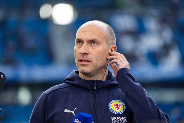 Fußball I Herren I Saison 2024-2025 I 2. Bundesliga I 29. Spieltag I Hamburger SV - Eintracht Braunschweig I 11.04.2025 Daniel Scherning, Trainer (Eintracht Braunschweig) im Fokus. Hamburg Volksparkstadion Hamburg Deutschland