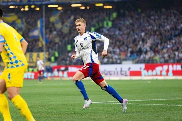 Fußball I Herren I Saison 2024-2025 I 2. Bundesliga I 29. Spieltag I Hamburger SV - Eintracht Braunschweig I 11.04.2025 Adam Karabec (17, Hamburger SV) im Fokus. Hamburg Volksparkstadion Hamburg Deutschland