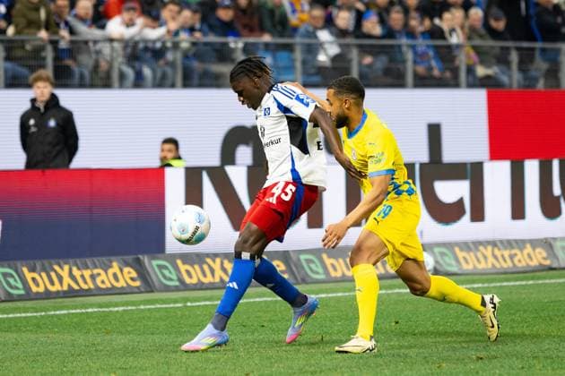 Fußball I Herren I Saison 2024-2025 I 2. Bundesliga I 29. Spieltag I Hamburger SV - Eintracht Braunschweig I 11.04.2025 Fabio Balde (45, Hamburger SV) gegen Leon Bell Bell (19, Eintracht Braunschweig). Hamburg Volksparkstadion Hamburg Deutschland