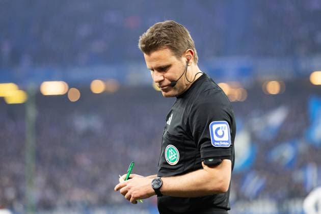 Fußball I Herren I Saison 2024-2025 I 2. Bundesliga I 29. Spieltag I Hamburger SV - Eintracht Braunschweig I 11.04.2025 Dr. Feliux Brych (Schiedsrichter) im Fokus. Hamburg Volksparkstadion Hamburg Deutschland