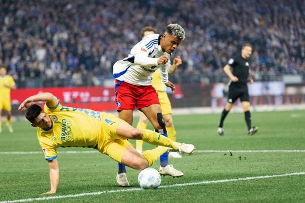 Fußball I Herren I Saison 2024-2025 I 2. Bundesliga I 29. Spieltag I Hamburger SV - Eintracht Braunschweig I 11.04.2025 Jannis Nikolaou (4, Eintracht Braunschweig) gegen Ransford-Yeboah Königsdörffer (11, Hamburger SV). Hamburg Volksparkstadion Hamburg Deutschland