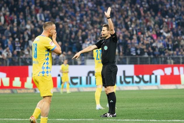 Fußball I Herren I Saison 2024-2025 I 2. Bundesliga I 29. Spieltag I Hamburger SV - Eintracht Braunschweig I 11.04.2025 Dr. Felix Brych (Schiedsrichter) im Fokus. Hamburg Volksparkstadion Hamburg Deutschland
