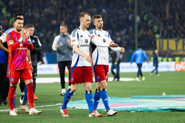 Fußball I Herren I Saison 2024-2025 I 2. Bundesliga I 29. Spieltag I Hamburger SV - Eintracht Braunschweig I 11.04.2025 Sebastian Schonlau (4, Hamburger SV) und Jonas Meffert (23, Hamburger SV) im Gespräch. Hamburg Volksparkstadion Hamburg Deutschland