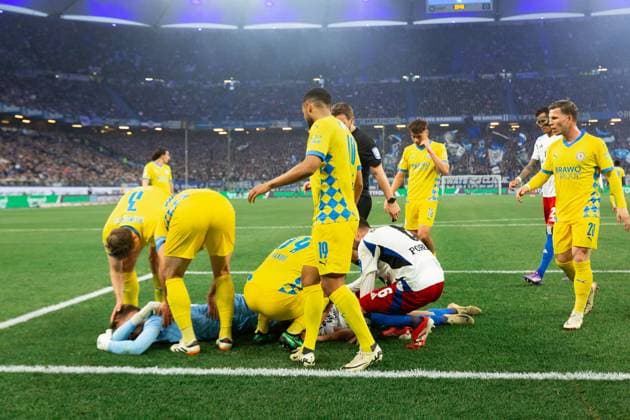 Fußball I Herren I Saison 2024-2025 I 2. Bundesliga I 29. Spieltag I Hamburger SV - Eintracht Braunschweig I 11.04.2025 Ron-Thorben Hoffmann (1, Eintracht Braunschweig) und Daniel Elfadli (8, Hamburger SV) liegen nach dem Zusammenstoß auf dem Boden. Hamburg Volksparkstadion Hamburg Deutschland