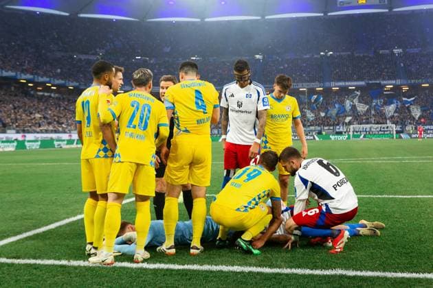Fußball I Herren I Saison 2024-2025 I 2. Bundesliga I 29. Spieltag I Hamburger SV - Eintracht Braunschweig I 11.04.2025 Ron-Thorben Hoffmann (1, Eintracht Braunschweig) und Daniel Elfadli (8, Hamburger SV) liegen nach dem Zusammenstoß auf dem Boden. Hamburg Volksparkstadion Hamburg Deutschland
