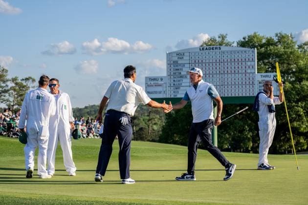250411 Jason Day of Australia and Phil Mickelson of the United States on the 18th green during the second round of the 2025 Masters Golf Tournament on April 11, 2025 in Augusta. Photo: Petter Arvidson BILDBYRAN kod PA PA1008 bbeng golf masters the masters augusta us masters Copyright: PETTERxARVIDSON BB250411PA225