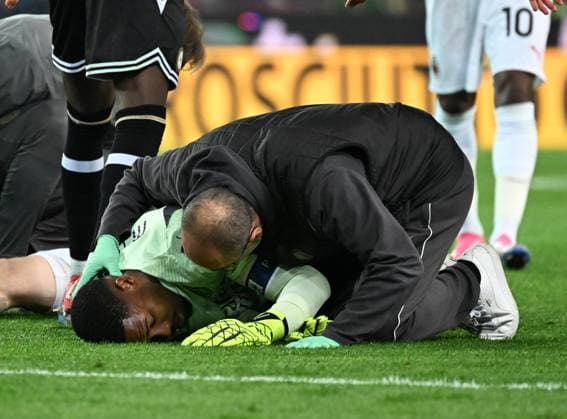 Sport Themen der Woche KW15 Sport Bilder des Tages (250412) -- UDINE, April 12, 2025 -- AC Milan s goalkeeper Mike Maignan (bottom) receives medical attention after colliding with his teammate during a Serie A football match between Udinese and AC Milan in Udine, Italy, April 11, 2025. (Photo by Xinhua) (SP)ITALY-UDINE-FOOTBALL-SERIE A-UDINESE VS AC MILAN AlbertoxLingria 