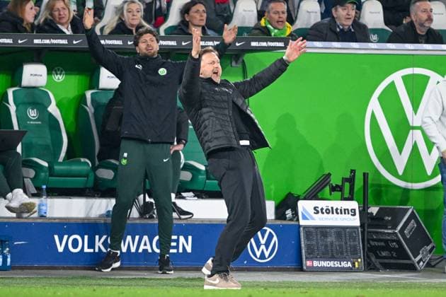 1. Bundesliga - VfL Wolfsburg - RB Leipzig am 11.04.2025 in der Volkswagen Arena in Wolfsburg Trainer Ralph Hasenhüttl Hasenhuettl (Wolfsburg) unzufrieden, enttäuscht, enttaeuscht, niedergeschlagen.
