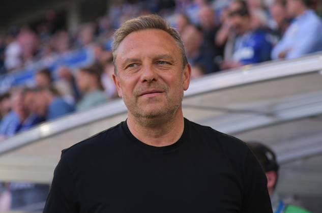 04.04.2025, xblx, Fussball 2.Bundesliga, Karlsruher SC - Hannover 96 v.l. Trainer Andre Breitenreiter (Coach Hannover 96) (DFL DFB REGULATIONS PROHIBIT ANY USE OF PHOTOGRAPHS as IMAGE SEQUENCES and or QUASI-VIDEO) Karlsruhe
