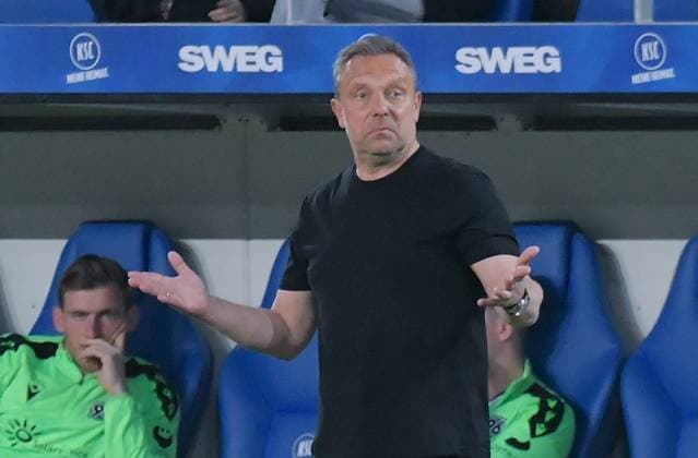 04.04.2025, xblx, Fussball 2.Bundesliga, Karlsruher SC - Hannover 96 v.l. Trainer Andre Breitenreiter (Coach Hannover 96), gibt Anweisungen, gestikuliert, mit den Armen gestikulieren gives instructions, gesticulate. (DFL DFB REGULATIONS PROHIBIT ANY USE OF PHOTOGRAPHS as IMAGE SEQUENCES and or QUASI-VIDEO) Karlsruhe