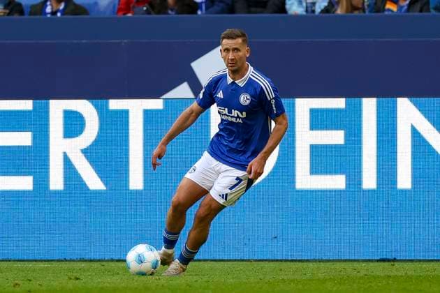 Gelsenkirchen, Deutschland, 06.04.25: Paul Seguin (FC Schalke 04) in Aktion am Ball, Einzelaktion waehrend des Spiels der 2. Bundesliga zwischen FC Schalke 04 vs SV SSV Ulm 1846 in der Veltins Arena Gelsenkirchen Veltins Arena North Rhine-Westphalia Germany Copyright: xBrauer-Fotoagenturx xAdrianxSchlx