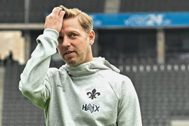 Fussball 2.Bundesliga, Hertha BSC Berlin - SV Darmstadt 98 12.04.2025, xdanx, Fussball 2.Bundesliga, Hertha BSC Berlin - SV Darmstadt 98 v.l. Florian Kohfeldt (SV Darmstadt 98 Trainer) gibt Anweisungen, gestikuliert mit den Armen, gesticulate, gives instructions (DFL DFB REGULATIONS PROHIBIT ANY USE OF PHOTOGRAPHS as IMAGE SEQUENCES and or QUASI-VIDEO) Daniel Lakomski Mix1Press Berlin Olympiastadion Berlin Deutschland (DEU)