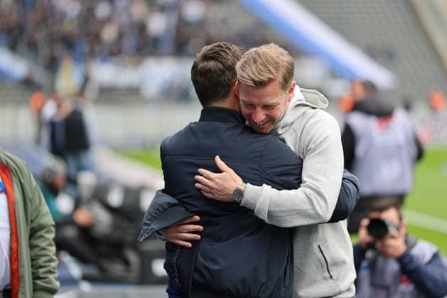 2. Fußball Bundesliga, Hertha BSC - SV Darmstadt Trainer Stefan Leitl (Hertha BSC Berlin), links, und Trainer Florian Kohfeldt (SV Darmstadt), während der Begegnung in der 2. Fußball Bundesliga, Hertha BSC - SV Darmstadt in Berlin, Olympiastadion, am 12.04.2025. DFB regulations prohibit any use of photographs as image sequences and or quasi video.