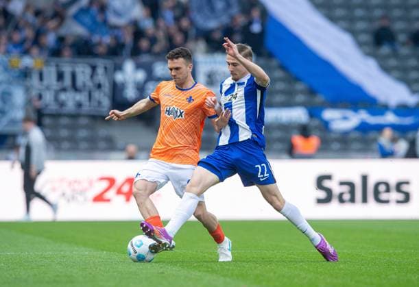 Fussball, Herren, Saison 2024 2025, 2. Bundesliga (29. Spieltag), Hertha BSC - SV Darmstadt 98, v.l. Sergio Lopez (Darmstadt 98), Marten Winkler (Hertha BSC), 12.04. 2025,
