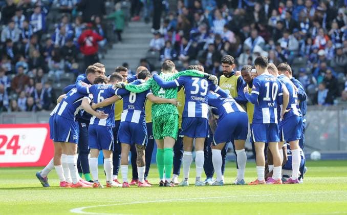 Berliner Mannschaftskreis vor Spielbeginn einschwören Ritual Fußball Fussball DFL 2.Bundesliga Herren 29. Spieltag Saison 2024 2025 12.04.2025 Hertha BSC Berlin vs. SV Darmstadt 98 DFL regulations prohibit any use of photographs as image sequences and or quasi-video