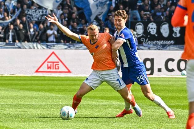 Fussball 2.Bundesliga, Hertha BSC Berlin - SV Darmstadt 98 12.04.2025, xdanx, Fussball 2.Bundesliga, Hertha BSC Berlin - SV Darmstadt 98 v.l. Isac Lidberg (SV Darmstadt 98),Linus Gechter (Hertha BSC) Zweikampf, Duell, Kampf, tackle (DFL DFB REGULATIONS PROHIBIT ANY USE OF PHOTOGRAPHS as IMAGE SEQUENCES and or QUASI-VIDEO) Daniel Lakomski Mix1Press Berlin Olympiastadion Berlin Deutschland (DEU)