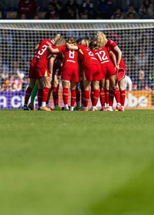 Football - FA Women™s FA Cup - Semi-Final - Chelsea FC Women v Liverpool FC Women LONDON, ENGLAND - Saturday, April 12, 2025: Liverpool players form a pre-match huddle before the FA Women™s FA Cup Semi-Final match between Chelsea FC Women and Liverpool FC Women at Kingsmeadow. (Photo by David Rawcliffe Propaganda) LONDON Kingsmeadow GREATER LONDON ENGLAND  Copyright: xPropagandaxPhotoxAgencyx P2025-04-12-Chelsea_W_Liverpool_W-47