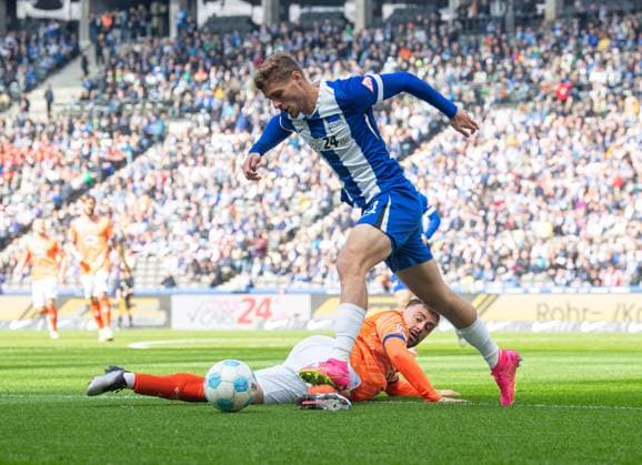 Fussball, Herren, Saison 2024 2025, 2. Bundesliga (29. Spieltag), Hertha BSC - SV Darmstadt 98, v.l. Philipp Förster (Darmstadt 98), Marton Dardai (Hertha BSC), 12.04. 2025,