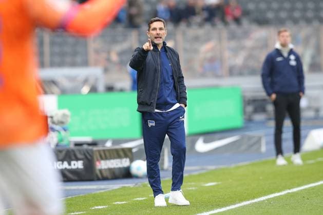 12.04.2025, xtgx, Fussball - 2.Bundesliga, Hertha BSC Berlin - SV Darmstadt 98 emspor, v.l. Stefan Leitl (Hertha, Trainer) gibt Anweisungen, gestikuliert mit den Armen, gesticulate, gives instructions (DFL DFB REGULATIONS PROHIBIT ANY USE OF PHOTOGRAPHS as IMAGE SEQUENCES and or QUASI-VIDEO) Berlin