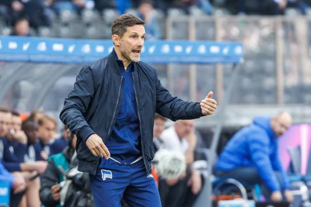Berlin,12.4.25, Fussball, 2.Bundesliga, 29. Spieltag, Hertha BSC - SV Darmstadt 98, Olympiastadion. Trainer Stefan Leitl von Hertha BSC steht gestikulierend am Spielfeldrand. DFL regulations and DFB regulations prohibit any use of photographs as image sequences and or quasi-video, Foto: Andreas Gora Hertha BSC - SV Darmstadt 98